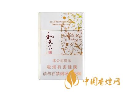 2020白沙和天下價(jià)格表和圖片 2020和天下香煙是白沙牌香煙中的一種，說起和天下香煙，相信大家都認(rèn)識(shí)，和天下是高端香煙品牌,隸屬于湖南中煙工業(yè)有限責(zé)任公司，那么，2020年白沙和天下多少錢一包呢?趕緊來看看吧!  和天下香煙  和天下香煙時(shí)尚大氣的包裝　簡潔流暢的線條　以紫色為主色調(diào)的搭配　無一不顯示出和天下的不凡紫色在中國傳統(tǒng)里是尊貴的顏色，如北京故宮又稱為“紫禁城”亦有所謂“紫氣東來” 口感上此款雅香綿滑，香氣醇和，余味純凈，實(shí)屬難得一見的神品啊!  系列產(chǎn)品  和天下(尊尚中支)  類型： 烤煙型  煙氣煙堿量： 0.0 mg  煙長： 84 mm  過濾嘴長： 25 mm  包裝形式： 條盒硬盒  單盒支數(shù)： 20  銷售形式： 國產(chǎn)內(nèi)銷  生產(chǎn)狀態(tài)： 待上市  備注： 白沙和天下尊尚中支  和天下(尊尚5000)  類型： 烤煙型  煙氣煙堿量： 0.0 mg  煙長： 88 mm  過濾嘴長： 25 mm  包裝形式： 條盒硬盒  單盒支數(shù)： 20  銷售形式： 國產(chǎn)內(nèi)銷  生產(chǎn)狀態(tài)： 已上市  備注： 白沙和天下尊尚5000  白沙(硬和天下雙中支)  單盒參考價(jià)： 90 元  條盒參考價(jià)： 900 元  條盒批發(fā)價(jià)： 763.2 元  小盒條形碼： 6901028204798  條包條形碼： 6901028204804  白沙(和天下天下韶山)  單盒參考價(jià)： 100 元  條盒參考價(jià)： 1000 元  小盒條形碼： 6901028196925  條包條形碼： 6901028196932  白沙(軟和天下檀香)  單盒參考價(jià)： 100 元  條盒參考價(jià)： 1000 元  條盒批發(fā)價(jià)： 763.2 元  白沙(和天下細(xì)支)  單盒參考價(jià)： 100 元  條盒參考價(jià)： 1000 元  條盒批發(fā)價(jià)： 720.8 元  小盒條形碼： 6901028196048  條包條形碼： 6901028196055  白沙(軟和天下)  單盒參考價(jià)： 100 元  條盒參考價(jià)： 1000 元  條盒批發(fā)價(jià)： 720.8 元  小盒條形碼： 6901028196017  條包條形碼： 6901028196024  白沙(和天下)  單盒參考價(jià)： 100 元  條盒參考價(jià)： 1000 元  條盒批發(fā)價(jià)： 848 元  小盒條形碼： 6901028196925  條包條形碼： 6901028196932  通過以上的信息可以了解到2020年白沙和天下的價(jià)格，以上就是香煙網(wǎng)為您提供的關(guān)于2020白沙和天下價(jià)格表和圖片，白沙和天下多少錢一包?的信息，想要了解更多的信息請來關(guān)注香煙網(wǎng)吧!白沙和天下多少錢一包？