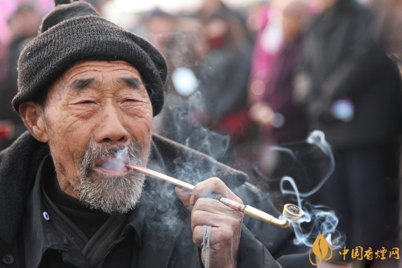 旱煙和煙卷哪個(gè)危害大，旱煙袋很有講究
