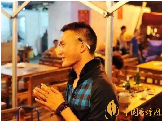香煙夾耳朵上是怎么來的，耳夾煙是男人的專利