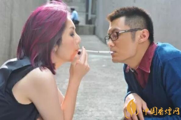 香煙夾耳朵上是怎么來的，耳夾煙是男人的專利