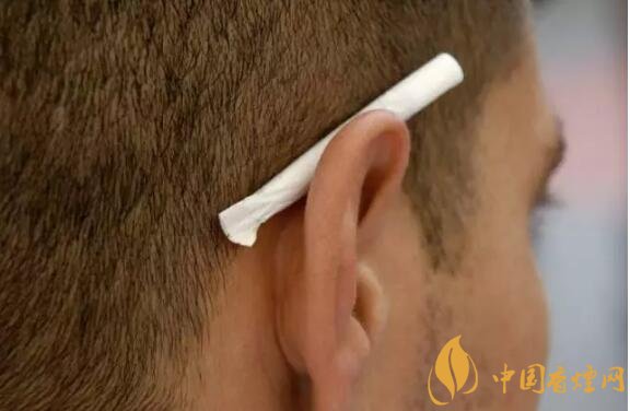 香煙夾耳朵上是怎么來的，耳夾煙是男人的專利